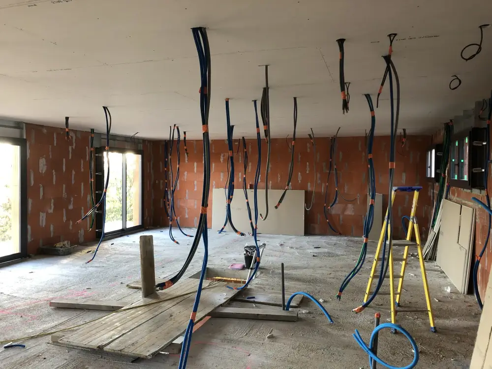 Mise en place des réseaux électriques dans une maison neuve